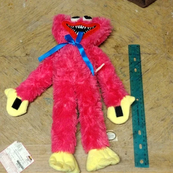 Poppy Playtime Kissy Missy Plushie - Picture 5 of 6